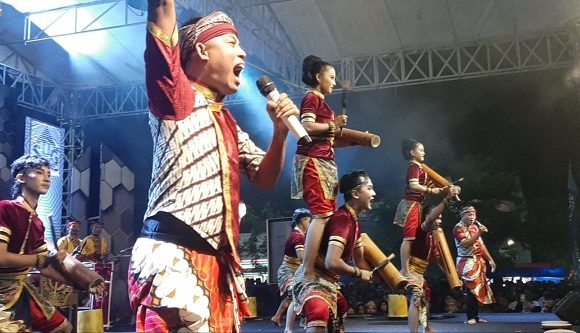 Tampil Memukau, Kelompok Ini Sabet Juara 1 Thong-Thong Lek Di Alun-Alun Rembang