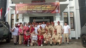 Pengurus Gerindra Kabupaten Rembang foto bareng di depan kantor KPU hari Sabtu (13/05). (Foto atas) Pentas seni Barongan mewarnai pendaftaran bakal Caleg Gerindra.
