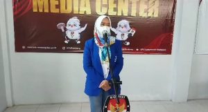 Ketua PAN Kabupaten Rembang, Sahningsih. (Foto atas) Pengurus PSI Kabupaten Rembang menyerahkan daftar bakal Caleg.