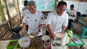 Kepala Dintanpan, Agus Iwan Haswanto, menikmati menu makan siang nasi jagung, di Kantin Dintanpan, Rabu (07/06).