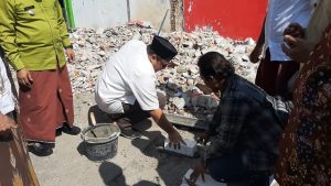 Wabup Hanies saat peletakan batu pertama di area bekas pasar senggol, Kamis (29/06).