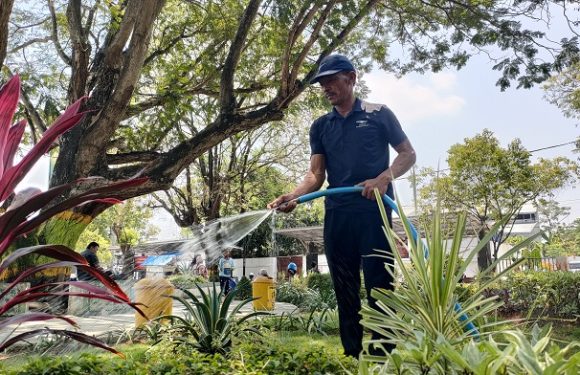 Langsung Terkejut!! Tak Mengira, Sosok Pegawai Siram Tanaman Ini Punya Hobi Papan Atas