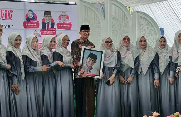 Barang-Barang Ini Yang Dibeli Sandiaga, Saat Kunjungi Stand Karya Pelajar