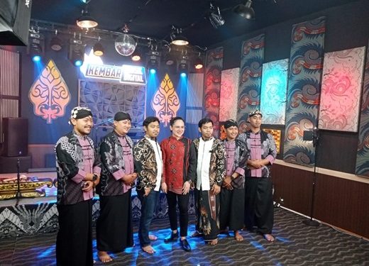 Unik, Pria Ini Mahir Bernyanyi Menggunakan 2 Suara Berbeda