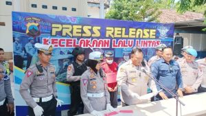 Press release laka bus Widji Lestari, Jum'at (13/10). (Foto atas) Kapolres Rembang mengecek kondisi bus Widji Lestari.
