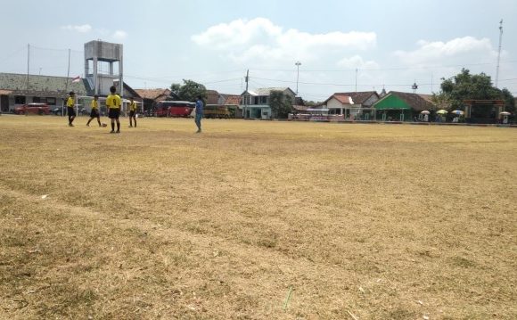 Kemarau Masih Melanda, Lapangan Sepak Bola Kian Merana