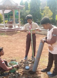 Siswa SMP N I Sale memasang pipa resapan biopori, yang dikombinasikan dengan pembuatan pupuk kompos. Upaya tersebut untuk mendukung program sekolah Adiwiyata.
