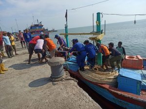 Proses evakuasi jenazah korban dari laut ke darat.