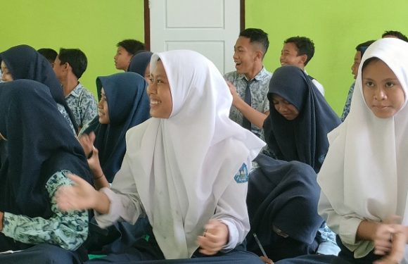 Menjadi Anak Kembar Di Satu Kelas, Ungkap Persamaan Dan Perbedaan