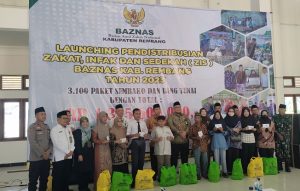 Baznas Kabupaten Rembang menyalurkan bantuan, hari Selasa (07 November 2023). Tampak Bupati dan Wakil Bupati Rembang hadir melepas bantuan ke desa-desa.
