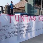 Aksi demo pekerja di pabrik tas PT Heng Xuan International Desa Pasar Banggi, Rembang, Selasa (14/11).