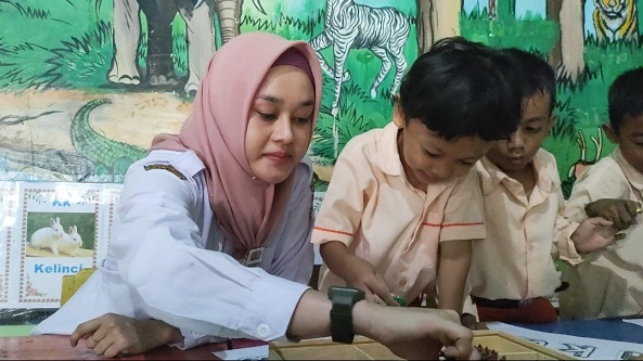 Sosok Elvie Nurisnawati, Jarang Menemukan Guru Seperti Ini