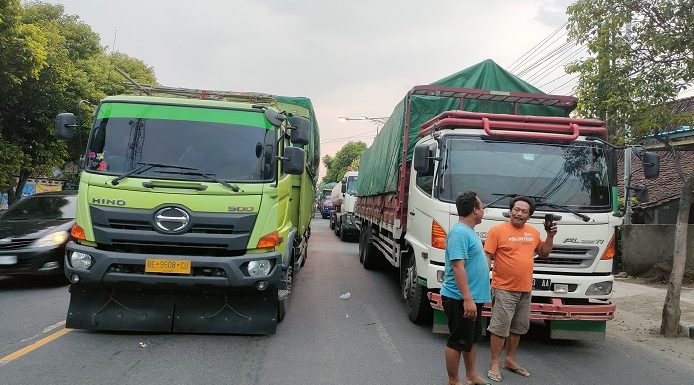 Pantura Lumpuh Dari Arah Surabaya, Banyak Sopir Tertidur Kelelahan