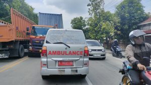 Sebuah mobil ambulance terjebak macet di jalur Pantura Desa Tireman, Rembang, Jum’at siang (17/11).