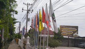 Bendera partai politik peserta Pemilu 2024, terpasang di depan kantor KPU Rembang.