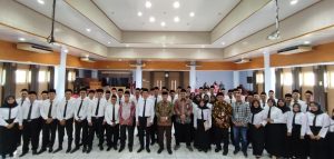 Bupati dan Wakil Bupati Rembang foto bareng bersama 61 PPPK hasil optimalisasi, Jum’at (24/11).