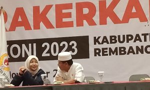 Ketua Umum KONI Kabupaten Rembang, Vivit Dinarini Atnasari berbincang dengan Kepala Dinas Pendidikan Pemuda Dan Olahraga, di sela-sela Rakerkab, Kamis (30/11).