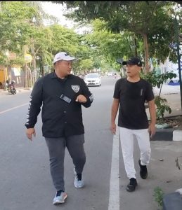 Kapolres Rembang, AKBP Suryadi jalan kaki ketika pulang kerja, Selasa sore (26/12). Kapolres berbincang dengan Ketua PWI Kab. Rembang, Musyafa Musa, saat kebetulan berpapasan di Jl. Pemuda Rembang.