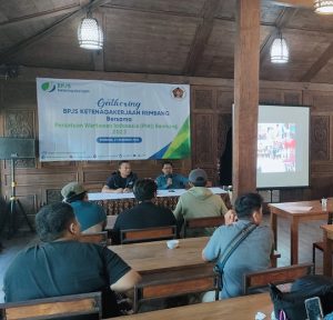 BPJS Ketenagakerjaan Cabang Rembang menggelar gathering bersama PWI Kab. Rembang, Kamis siang (21/12). Tampak Ketua PWI Rembang, Musyafa Musa dan Kepala BPJS Ketenagakerjaan Cabang Rembang, Uun Setiady.