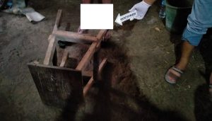 Polisi melakukan olah TKP dan menemukan barang bukti kursi kayu ambruk, Senin sore (04/12).