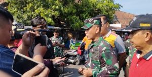 Komandan Kodim Rembang, Letkol Yudhi Yahya menyampaikan penjelasan kepada awak media. (Foto atas) Suasana karya bhakti di Pasar Rembang, Jum’at (08/12).