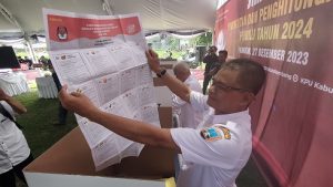 Kepala Badan Kesbangpol Kabupaten Rembang, Dwi Purwanto ikut simulasi pencoblosan Pemilu 2024, hari Rabu (27/12).