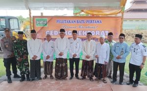 Kiai Ahmad Mustofa Bisri (Gus Mus) turut hadir dalam peletakan batu pertama Gedung Rektorat Perguruan Tinggi Nahdlatul Ulama, Rabu (13/12).