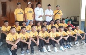 Tim Bintang FC berpamitan kepada Bupati Rembang, Abdul Hafidz, di rumah dinas Bupati, Kamis sore (25/01).