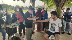 David “Tepok-Tepok” sedang melakukan terapi warga, saat terapi gratis di Alun-Alun Rembang, Minggu (14/01).