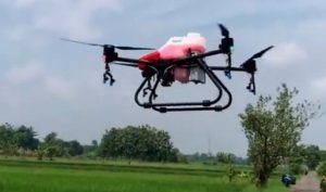 Drone pembasmi hama.