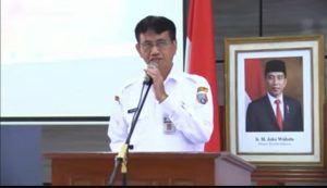 Feri Sumardi, Kepala Badan Pendapatan Pengelolaan Keuangan Dan Aset Daerah (BPPKAD) Kabupaten Rembang. (Foto atas) Kendaraan melintas di Perempatan Jaeni Rembang.