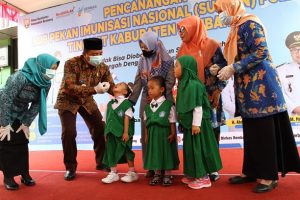 Bupati Rembang, Abdul Hafidz memberikan imunisasi Polio kepada anak saat pencanangan Sub PIN Polio di halaman Puskesmas Rembang II, Desa Mondoteko, Selasa pagi (16 Januari 2024).