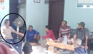 Anak buah kapal yang selamat, Bagus Triyono (dibundari) menceritakan kejadian kapal tenggelam, kepada sejumlah warga Kabupaten Rembang, saat masih berada di Pos Kamla Tambakboyo, Tuban.