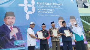 Kepala Kantor Kemenag Rembang, Moh. Mukson menyerahkan sertifikat tanah wakaf secara simbolis di sela-sela peringatan Hari Amal Bhakti ke-78 di MAN I Rembang, hari Rabu (03 Januari 2024).