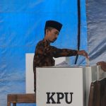 Baligh Muaidi, salah satu calon DPD Jawa Tengah dari Kabupaten Rembang, saat menyalurkan hak suara pada Pemilu 2024.