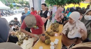 Suasana transaksi jual beli durian dalam festival Kenduren di Alun-Alun Rembang, Minggu (04/02).