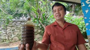 Muhammad Musyafak, guru di SMP N I Bulu menunjukkan cairan pestisida tanaman (Petan) organik. 
