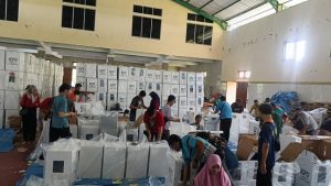 Pengepakan logistik Pemilu untuk Kecamatan Rembang Kota, Jum’at (09/02).