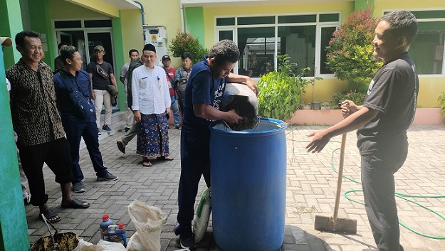 Begini Cara Membuat Pupuk Genderuwo, Satu Blung Habis Biaya Berapa ??