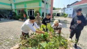 Kepala Dinas Pertanian Dan Pangan Kabupaten Rembang, Agus Iwan Haswanto menyiramkan pupuk genderuwo ke tanaman, Kamis (22/02).