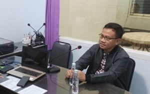 Ketua Bawaslu Kabupaten Rembang, Totok Suparyanto membeberkan seputar kampanye dan penanganan dugaan pelanggaran, saat talk show di Studio R2B, Sabtu malam (10/02).