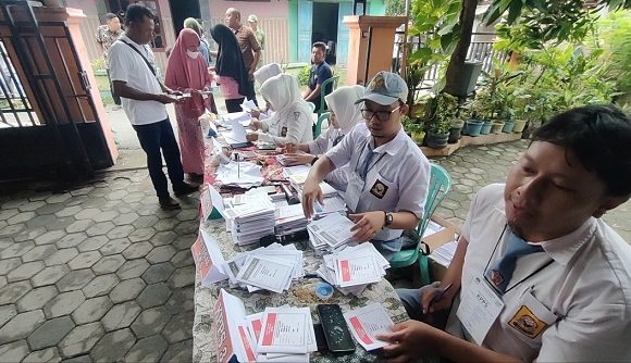 Pemilih Terkejut Saat Melihat Seragam Petugas KPPS, Tampil Beda Berjiwa Muda