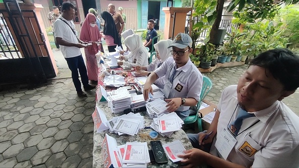 Pemilih Terkejut Saat Melihat Seragam Petugas KPPS, Tampil Beda Berjiwa Muda