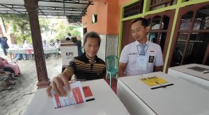 Petugas KPPS di TPS 04 Desa Tireman Rembang memakai seragam sekolah SMA, saat hari pencoblosan, Rabu (14/02).