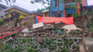 Longsor terjadi di Desa Kajar Kecamatan Lasem. (Foto atas) Tebing longsor di Dusun Deles Desa Sendangcoyo Kec. Lasem.