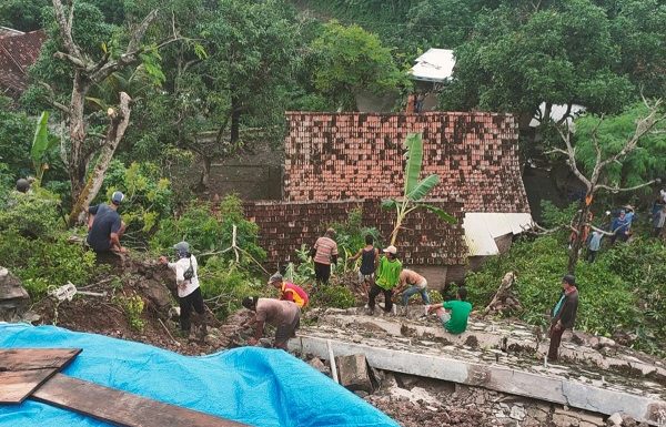 Warga Deles Diminta Siap-Siap Mengungsi, Dinas Terkait Turun Ke Lokasi