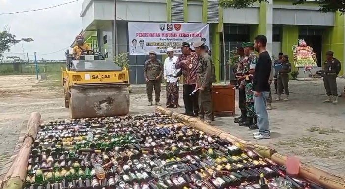 Yang Membandel Ditipiring, Berapa Ancaman Hukumannya ?? (Satpol PP Rembang Musnahkan Miras)