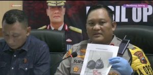 Kapolres Rembang, AKBP Suryadi menunjukkan foto barang bukti bubuk petasan. (Foto atas) Dua tersangka penjual bubuk petasan dibawa menuju tahanan.