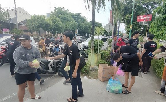 Serukan Kebersamaan, Saat Pustaka Malam Turun Ke Jalan