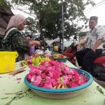 Seorang penjual bunga tabur asal Desa Kajar, saat membuka lapak di depan Pasar Kota Rembang.